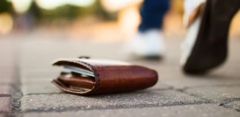 Wat doe je als je een portemonnee vindt op straat?