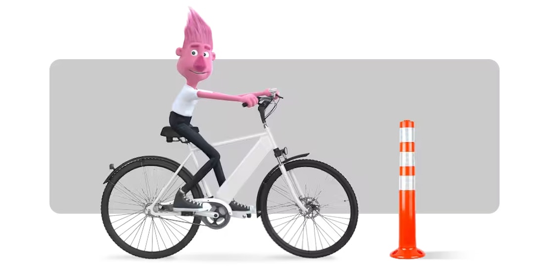 Puppet op een fiets bij paaltje