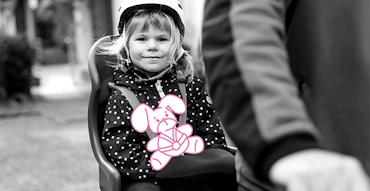 Kind in een fietsstoeltje