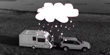 Auto met caravan in hagelbui