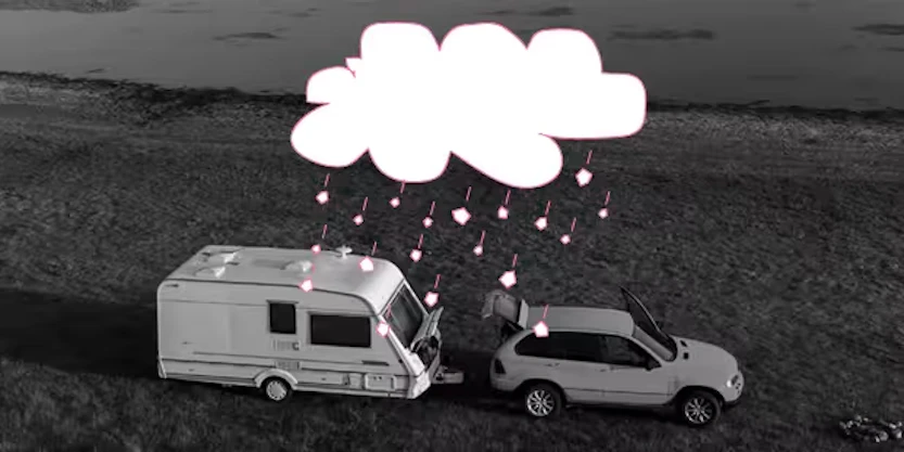 Auto met caravan in hagelbui